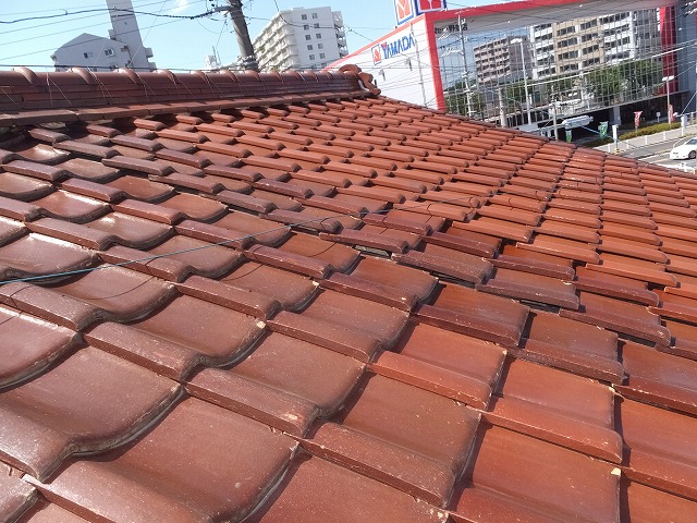 北方町で瓦のズレが生じた屋根を現地調査、雨漏りへ発展する前に葺き替え工事の実施がおすすめ